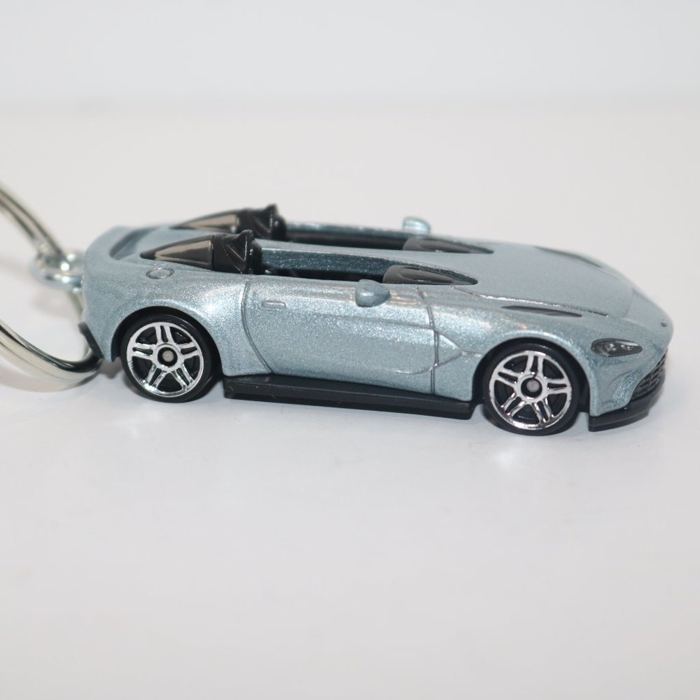Hot Wheels Exotics 2020 Aston Martin V12 Speedster CUSTOM keychain W/card - Picture 3 of 6